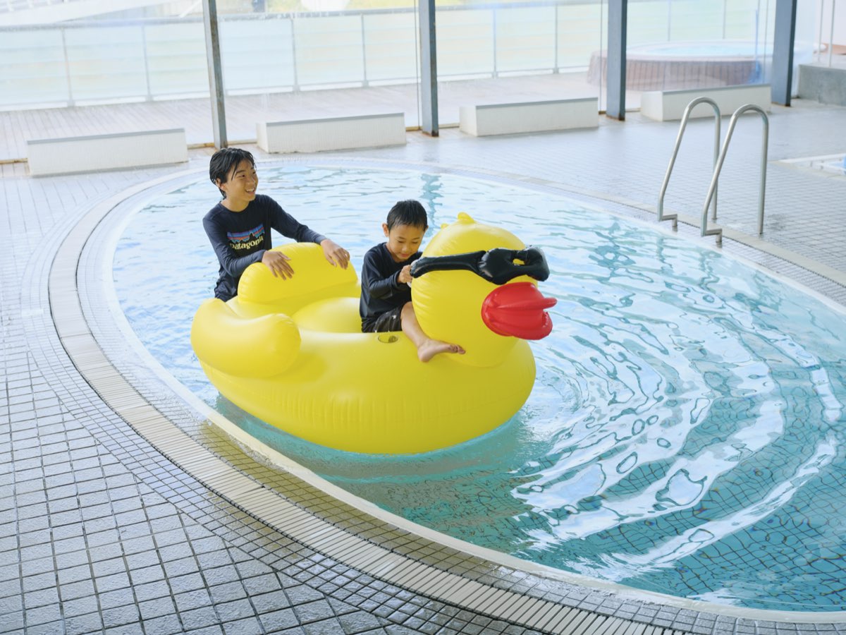 屋内温水プールのうきわ遊び